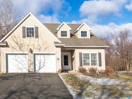 Zillow property image for 3 Bluffs Ct, Hamburg, NJ 07419